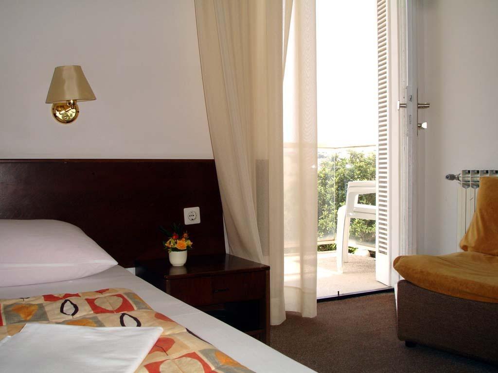 Hotel Adriatic Omišalj Szoba fotó